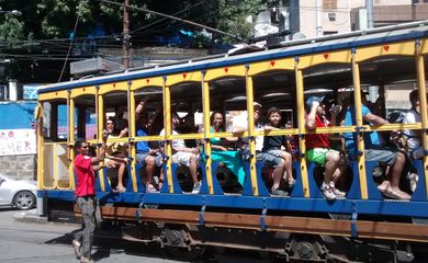 Rio de Janeiro - Moradores de Santa Teresa protestam no quinto ano do acidente com o bondinho e pedem conclusão de obras e volta do serviço ao bairro (Paulo Virgílio/Agência Brasil)