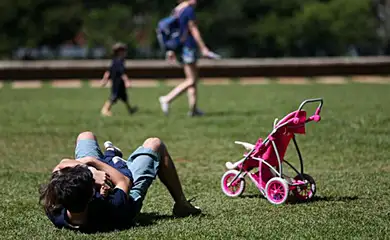 Dia dos pais, criança brincando com o pai no parque