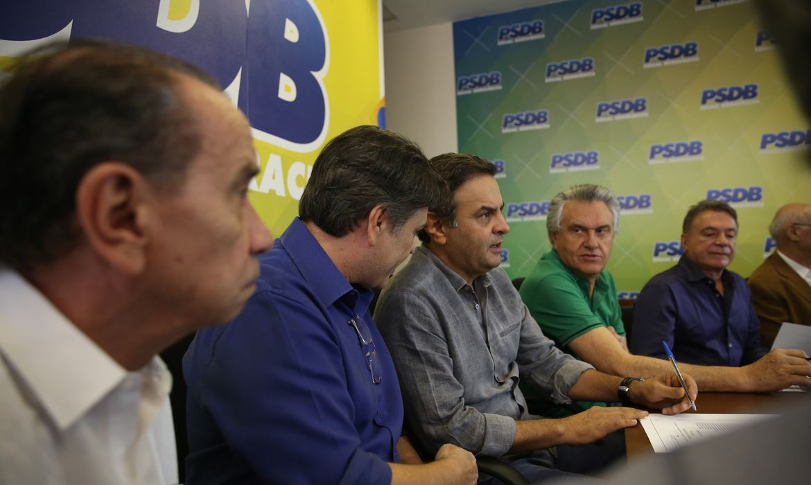 Brasília - Senadores da base governista, favoráveis ao impeachment, em reunião na liderança do PSDB no Senado, discutem estratégias para o depoimento de Dilma (José Cruz/Agência Brasil)