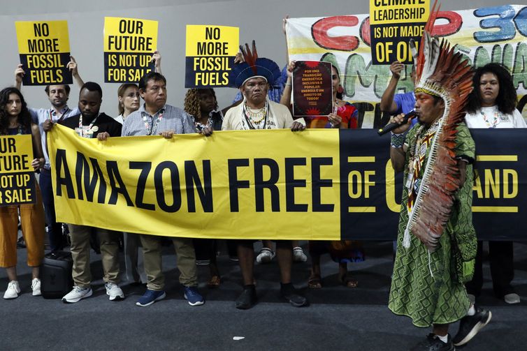 Belém (PA), 13/11/2025 - Indígenas e apoiadores fazem manifestação na Zona Azul da COP30. Foto: Bruno Peres/Agência Brasil