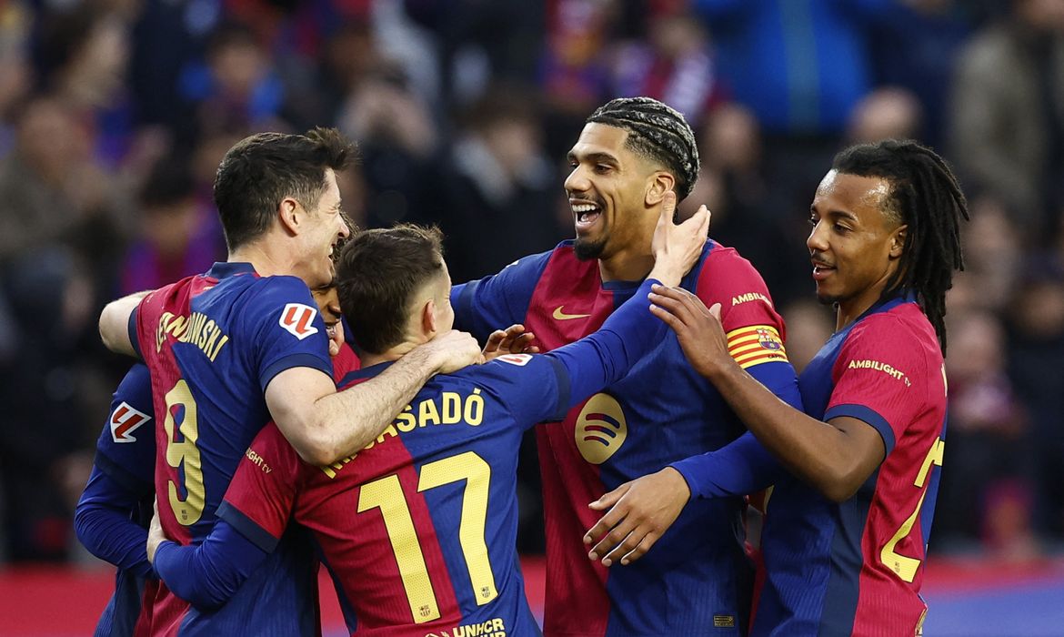 Soccer Football - LaLiga - FC Barcelona v Real Sociedad - Estadi Olimpic Lluis Companys, Barcelona, Spain - March 2, 2025 FC Barcelona's Robert Lewandowski celebrates scoring their fourth goal with teammates REUTERS/Albert Gea