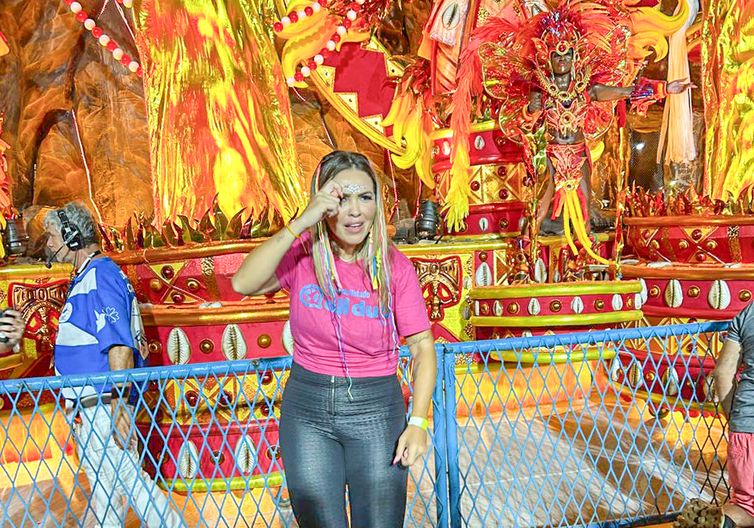 Rio de Janeiro (RJ), 12/02/2026 – Interprete de libras, Adriana Lopes - Acessibilidade na avenida
Foto: Gabriel Trindade/Divulgação