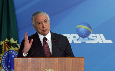 O presidente Michel Temer discursa durante sanção da lei e assinatura do decreto que regulamentam os saques das contas inativas do PIS/Pasep, para todas as pessoas quem tenham o benefício, em cerimônia no Palácio do Planalto. 