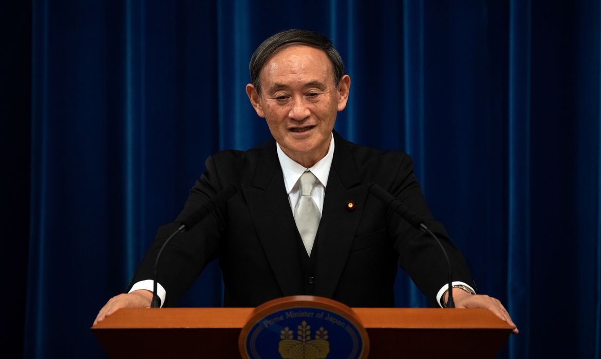 Yoshihide Suga fala durante uma entrevista coletiva após sua confirmação como primeiro-ministro do Japão em Tóquio