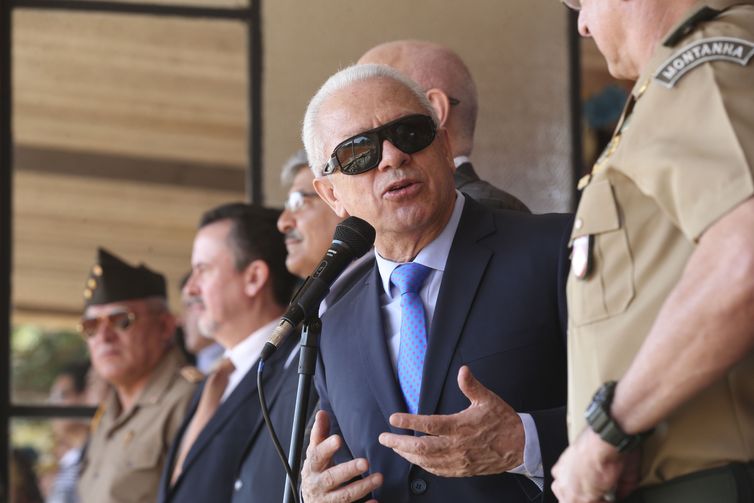 O embaixador do Peru no Brasil, Vicente Rojas Escalante, assiste competição equestre no 1º Regimento de Cavalaria de Guardas, em Brasília.
