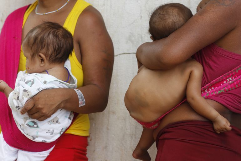 Mães com bebês indígenas Yanomami nos arredores da Casa de Saúde do Índio, que presta acolhimento aos indígenas trazidos em situação de emergência para Boa Vista