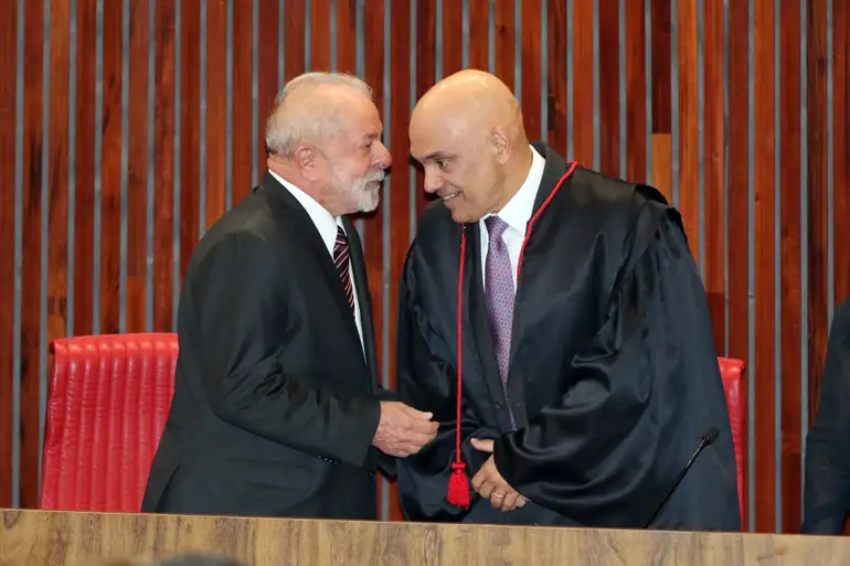 O presidente eleito, Luiz Inácio Lula da Silva e o presidente do TSE, Alexandre de Moraes, durante a cerimônia de diplomação na sede do TSE