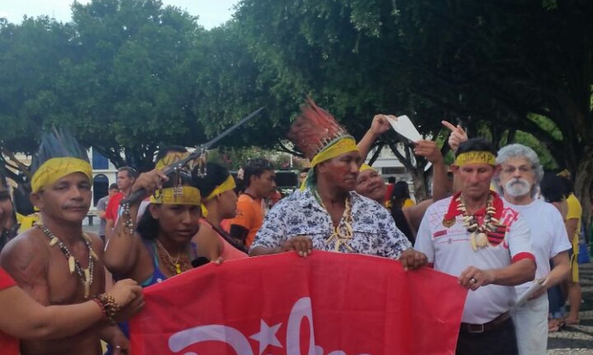 Indígenas de diversas etnias saíram às ruas de Manaus em apoio a Dilma