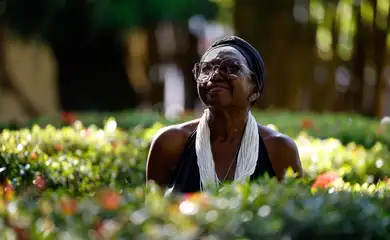 Rio de Janeiro (RJ), 25/03/2025 - Áurea Martins nos jardins do Palácio do Catete. A cantora Áurea  Martins comemora 85 anos de vida e se mantém ativa, e tendo reconhecimento para os mais de 50 anos de carreira. Foto: Tânia Rêgo/Agência Brasil