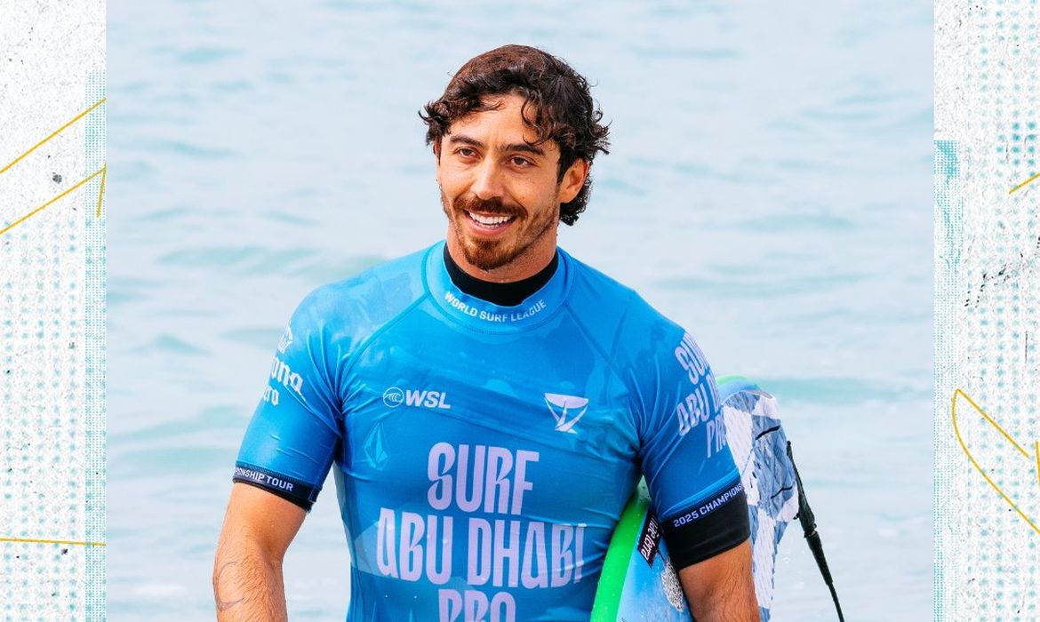 Reprodução X / WSL Brasil Yago Dora avança às quarta da etapa de Abu Dhabi da WSL 2025
