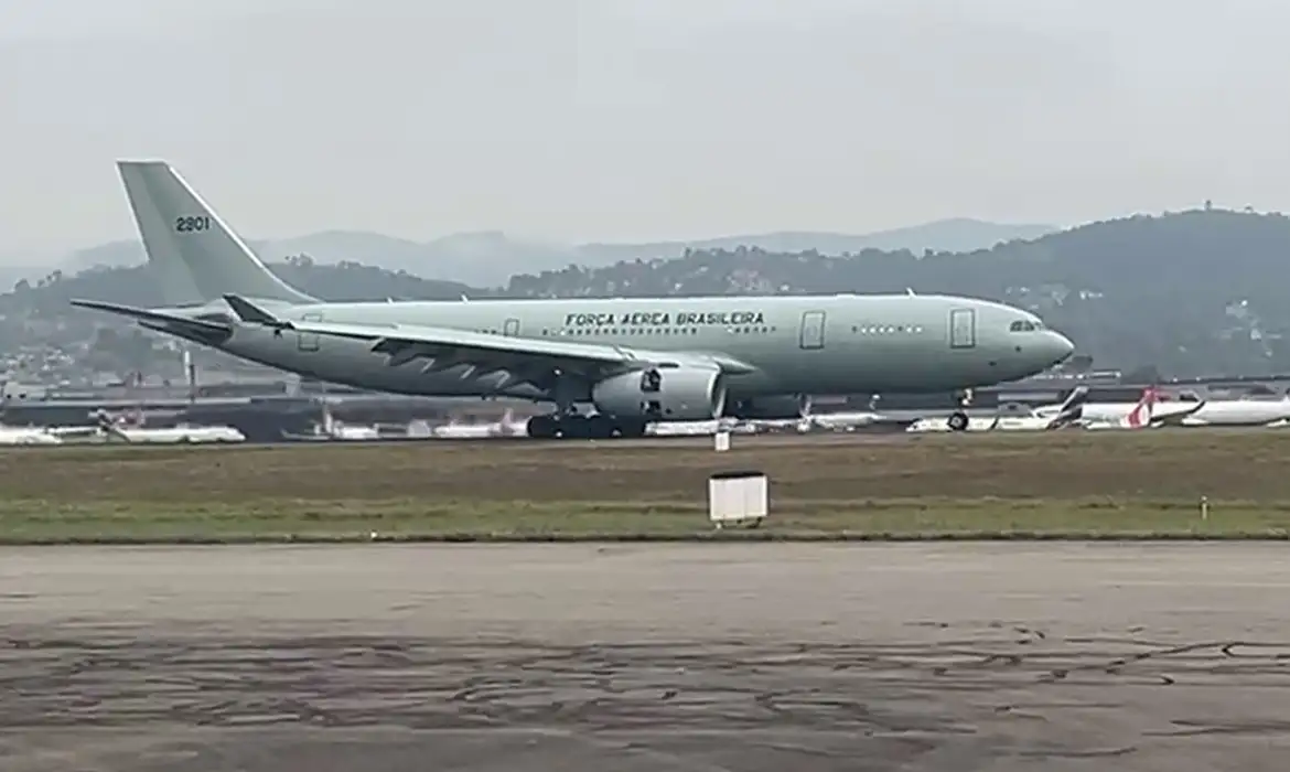 FAB/Divulgação Fortaleza (CE), 25/07/2025 - Avião com 84 brasileiros deportados dos Estados Unidos - EUA chega ao Brasil.