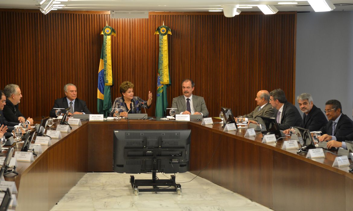 O vice-presidente Michel Temer, a presidenta Dilma Rousseff, e o ministro da Casa Civil, Aloizio Mercadante, reúnem-se com líderes da base do Senado e da Câmara, no Palácio do Planalto (Valter Campanato/Agência Brasil)