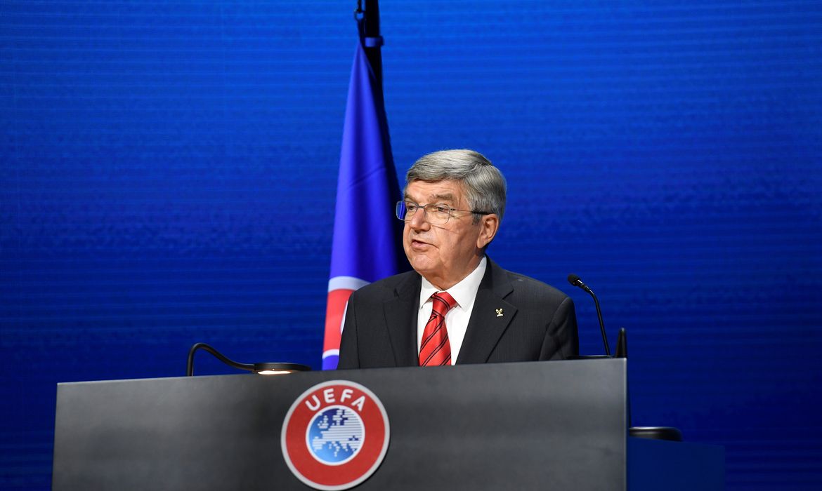 Presidente do Comitê Olímpico Internacional (COI), Thomas Bach, discursa em congresso da Uefa em Montreux, na Suíça