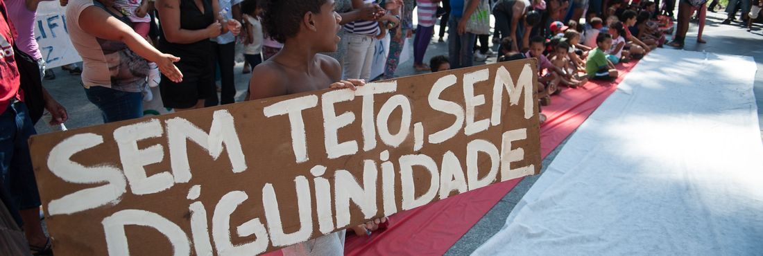 São Paulo - Cerca de 100 pessoas reivindicam moradia digna, em protesto em frente ao prédio da Companhia de Desenvolvimento Habitacional e Urbano