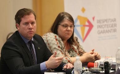 Brasília - O ministro do Turismo, Marx Beltrão, e a diretora do departamento de Ouvidoria Nacional da SEDH, Irina Bacci, no lançamento de campanha contra a exploração de menores (Fabio Rodrigues Pozzebom/Agência Brasil)