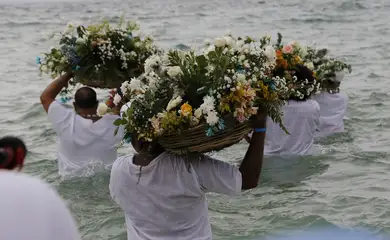 Rio de Janeiro (RJ) 02/02/2024 – Celebração ao Dia de Iemanjá, na praia do Arpoador. Foto: Fernando Frazão/Agência Brasil