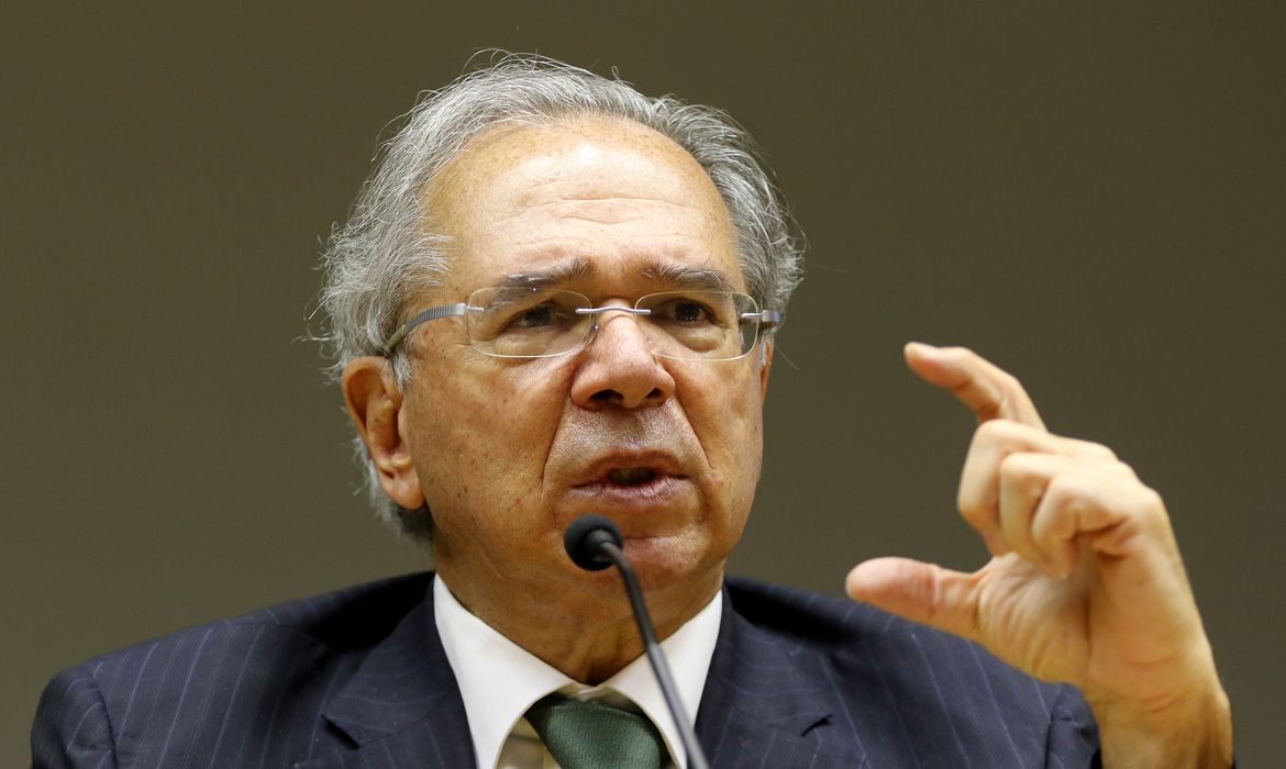 O ministro da Economia, Paulo Guedes, fala à imprensa no auditório do ministério da economia em Brasília