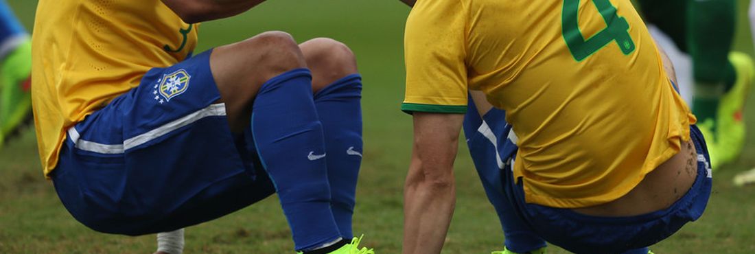 David Luiz e Thiago Silva Titulares da Seleção na Copa do Mundo, os zagueiros David Luiz e Thiago Silva, do Paris Saint-Germain, foram os únicos brasileiros que entraram na seleção ideal escolhida por cerca de 20 mil jogadores profissionais
