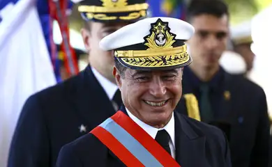 O comandante da Marinha, Almirante de Esquadra Almir Garnier Santos, durante cerimônia comemorativa dos 157 anos da Batalha Naval do Riachuelo, no Grupamento de Fuzileiros Navais de Brasília.