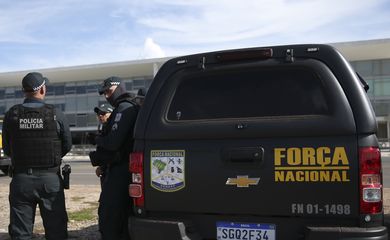 Militares e Veículos da Força Nacional de Segurança Pública do Brasil, são vistos em frente ao Palácio do Planalto em Brasília