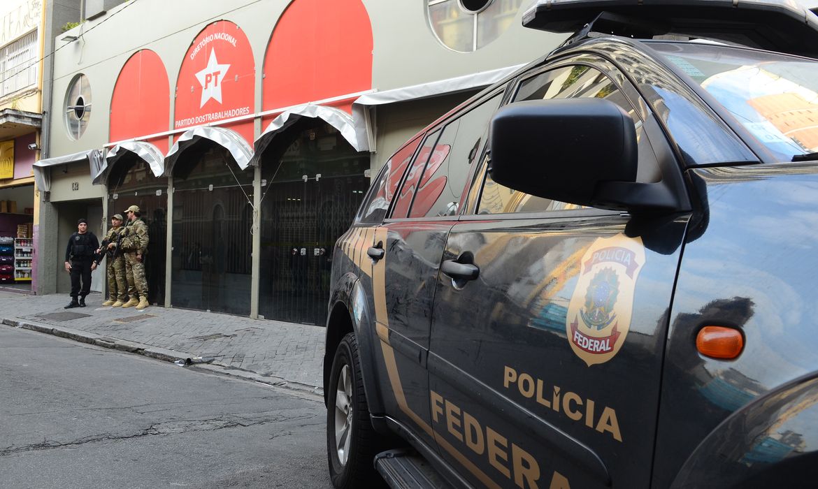 São Paulo - A Polícia Federal cumpre mandado de busca e apreensão como parte da Operação Custo Brasil na sede do Partido dos Trabalhadores, na capital paulista (Rovena Rosa/Agência Brasil)