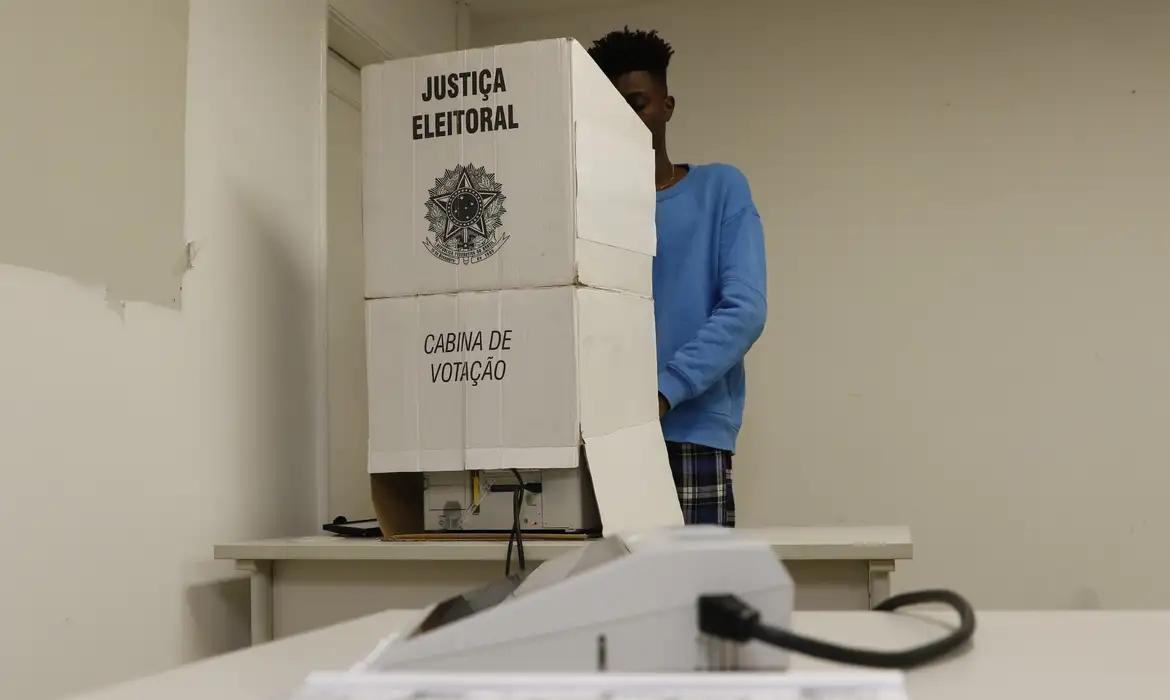 Cabina de votação com a nova urna modelo UE2020 é apresentada em seção eleitoral simulada no Tribunal Regional Eleitoral do Rio de Janeiro.