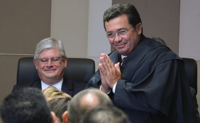 O novo ministro do Tribunal de Contas da União (TCU), Vital do Rêgo Filho, toma posse na sede do TCU em Brasília (Antonio Cruz/Agência Brasil)
