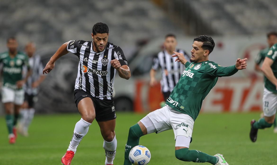 No duelo dos líderes, Atlético Mineiro vence o Palmeiras no Mineirão.