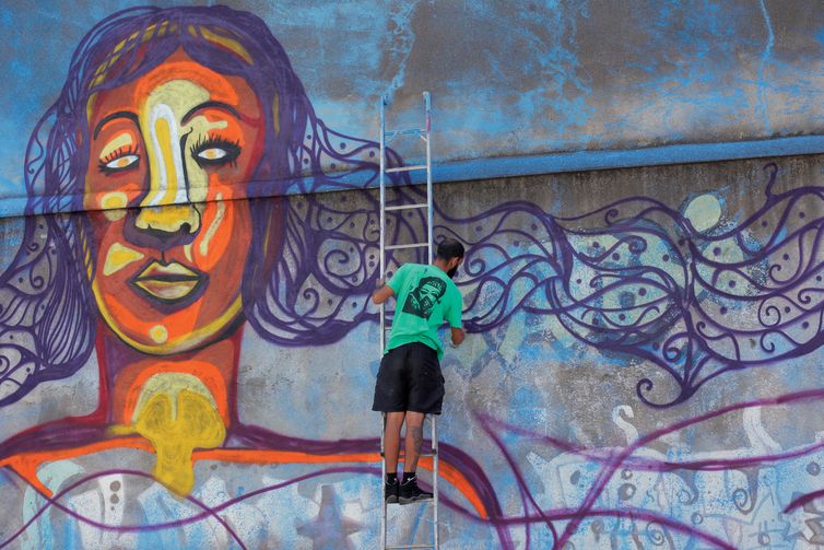 Artistas criam obras que expressam relatos de migrantes brasileiros