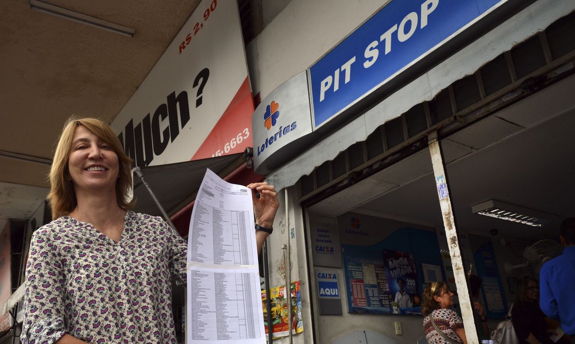 Brasília - Ás vésperas do sorteio da Mega-Sena da Virada, Ana Maria Hubinge mostra a lista com os apostadores que junto com ela, fizeram um bolão de mais de 40 mil reais (Wilson Dias/Agência Brasil)
