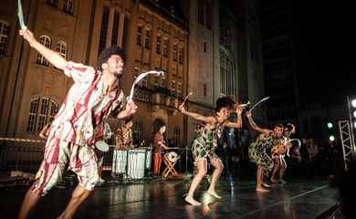Grupo Diálogos Ancestrais - Trupe Benkady se apresenta no Largo São Bento, na Virada Cultural, em São Paulo