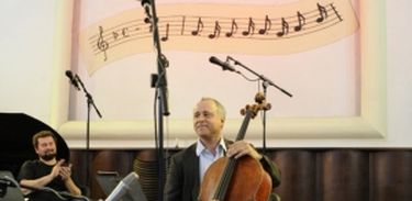 Este Sala de Concerto foi dedicado ao cellista Antônio Meneses, que participou do programa junto a seus irmãos do Quarteto Meneses