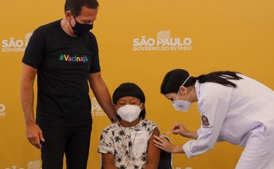 A primeira criança do país foi vacinada contra a covid-19 em São Paulo nesta sexta-feira. 