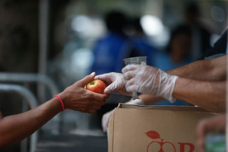 São Paulo SP, 21/09/2023,  Operação Altas Temperaturas, da prefeitura de São Paulo, na Praca da Republica, distribui agua e frutas para pessoas em situação de vulnerabilidade para amenizar o impacto do calor previsto para os próximos dias.
Foto Paulo Pinto/Agência Brasil