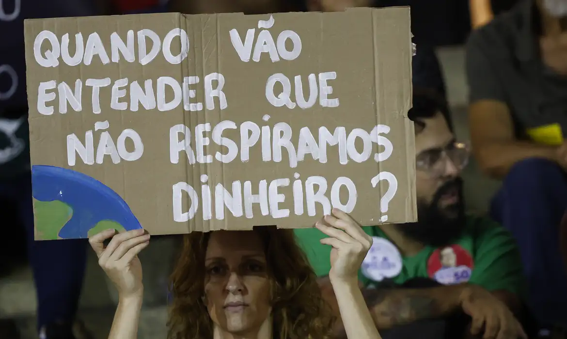 Rio de Janeiro (RJ) 20/09/2024 – A manifestação Marcha pelo Clima reúne ativistas e ambientalistas no centro da cidade, é parte do Ato Global pelo Clima, que se realiza em diversas cidades do mundo e alerta para a crise climática e o aumento dos eventos climáticos extremos. Foto: Fernando Frazão/Agência Brasil