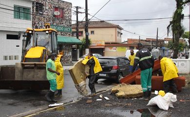 Mutirão retira 16 toneladas de lixo de galerias, em Santos