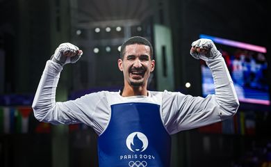 2024.08.08 - Jogos Olímpicos Paris 2024 - Taekwondo masculino. O atleta brasileiro Edival Pontes, o Netinho (azul), em duelo contra o espanhol Javier Pérez Polo. O brasileiro garantiu a medalha de bronze ao ganhar este confronto. Foto: Wander Roberto/COB