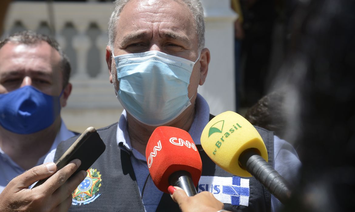 O ministro da Saúde, Marcelo Queiroga fala à imprensa após reunião com o prefeito de Petrópolis, Rubens Bomtempo, na prefeitura da cidade