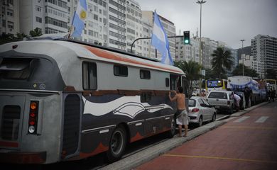 Argentinos e chilenos que dirigiram até o Brasil para ver a Copa, estão acampados em carros e trailers estacionados na praia do Leme, próximo à arena da Fifa Fan Fest em Copacabana (Fernando Frazão/Agência Brasil)