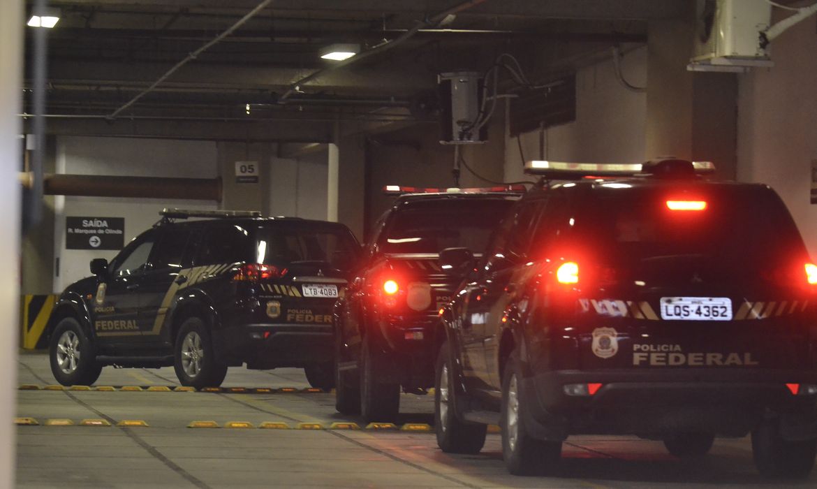 Policiais federais cumprem mandados de busca e apreensão na sede da empreiteira Norberto Odebrecht, no Rio de Janeiro, como parte da 14ª fase da Operação Lava Jato (Tânia Rêgo/Agência Brasil)