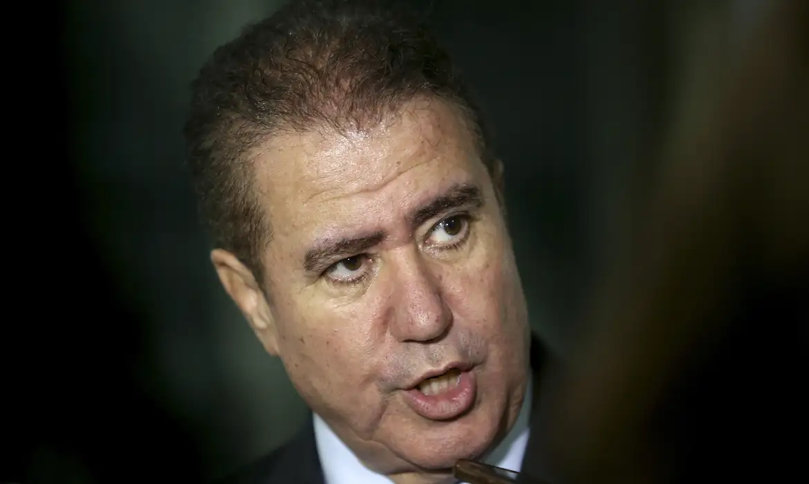 O presidente da Frente Nacional de Prefeitos (FNP), Jonas Donizette, fala à imprensa após reunião com o secretário de Previdência do Ministério da Economia, Leonardo Rolim, sobre a reforma da Previdência.
