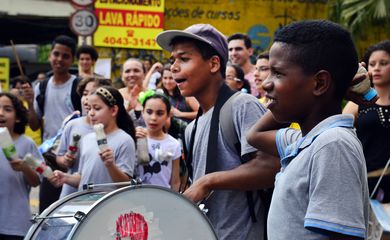 São Paulo - Estudantes da Escola Estadual Diadema faz protesto contra a reorganização escolar que será implantada em janeiro de 2016 pela Secretaria de Educação (Rovena Rosa/Agência Brasil) 