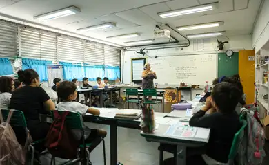 Rio de Janeiro (RJ), 04/06/2025 – A professora do Centro Integrado de Educação Pública (CIEP) 001, Maria Aparecida Castro durante aula na instituição, no Catete, na zona sul da capital fluminense. Foto: Tomaz Silva/Agência Brasil