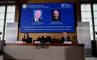 John J Hopfield and Geoffrey E Hinton are awarded this year's Nobel Prize in Physics, which is announced at a press conference by Hans Ellegren (centre), Secretary General at the Swedish Academy of Sciences, Stockholm, Sweden October 8, 2024. TT News Agency/Christine Olsson via REUTERS      ATTENTION EDITORS - THIS IMAGE WAS PROVIDED BY A THIRD PARTY. SWEDEN OUT. NO COMMERCIAL OR EDITORIAL SALES IN SWEDEN.