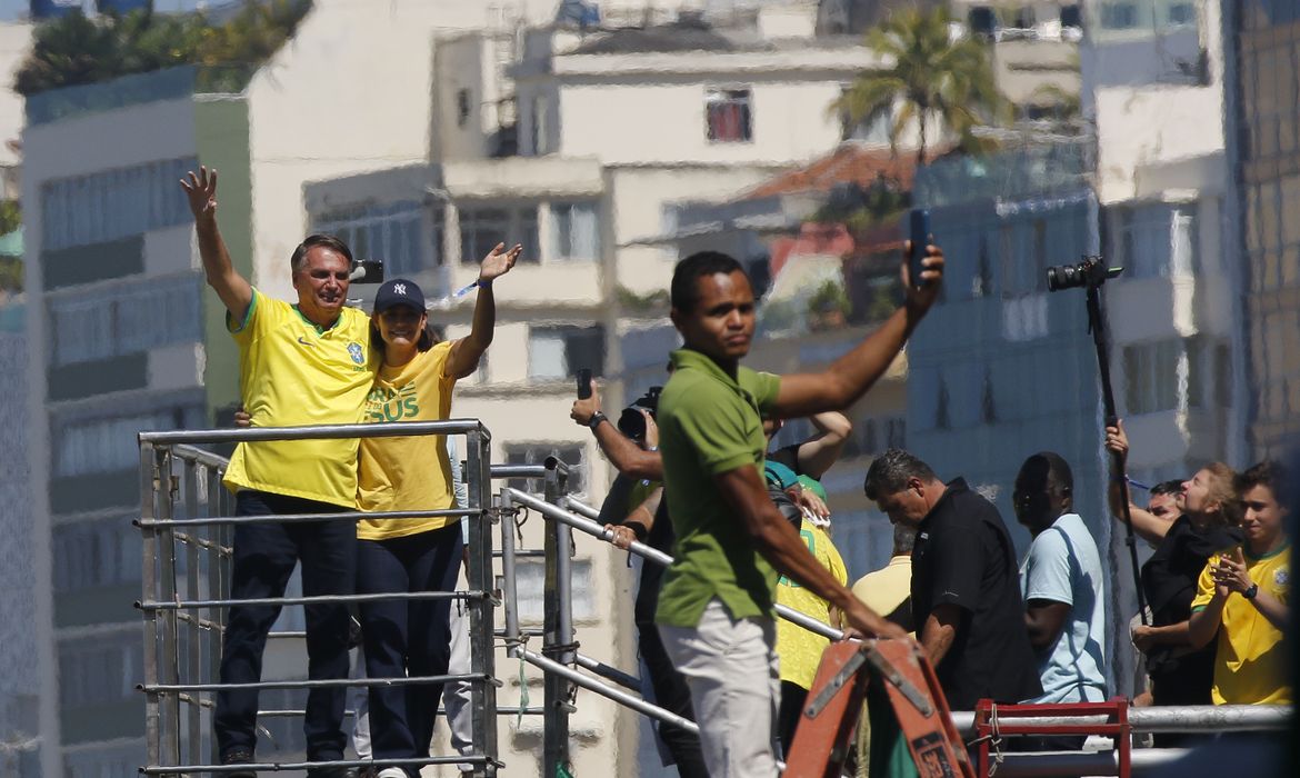 Rio de Janeiro (RJ) 21/04/2024 – O ex-presidente Jair Bolsonaro reúne apoiadores em manifestação política na orla de Copacabana. Foto: Fernando Frazão/Agência Brasil