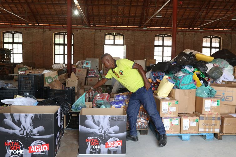 A ONG Ação da Cidadania recebe doações para as vítimas das chuvas em Petrópolis, no galpão da sede da organização, zona central da cidade.