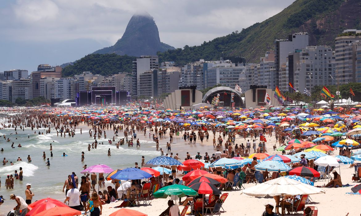 Rio de Janeiro(RJ), 31/12/2024 - Praia cheia com palcos montados na areia da Praia de Copacabana no último dia do ano.  Foto: Tânia Rêgo/Agência Brasil