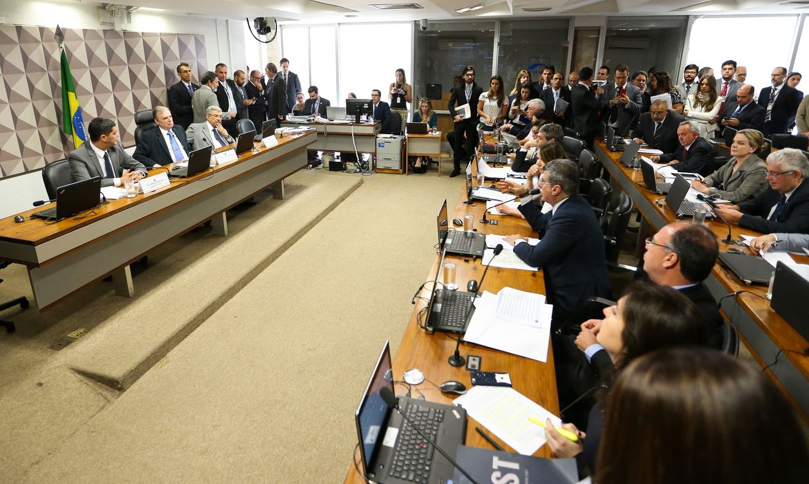 Brasília - Sessão para discutir parecer do projeto de reforma trabalhista, na Comissão de Assuntos Econômicos (Marcelo Camargo/Agência Brasil)