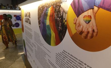 Rio de Janeiro (RJ) 17/11/2023 – Exposição Amor & Luta: Trajetórias do Movimento LGBTI+ e 30 anos do Grupo Arco-Íris de Cidadania LGBTI+, na estação Carioca do MetrôRio. Foto: Fernando Frazão/Agência Brasil