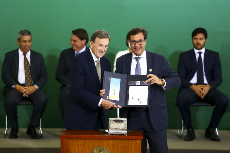 O presidente dos Correios, Floriano Peixoto, e o presidente da Embratur, Gilson Machado, durante solenidade alusiva aos 54 anos da Embratur e do lançamento do selo comemorativo  no Palácio do Planalto.